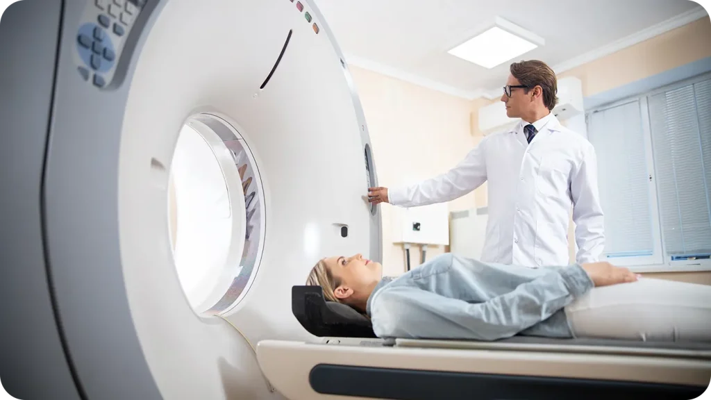 Femeie tanara care face un scan CT in clinica medicala pentru anevrism aortic