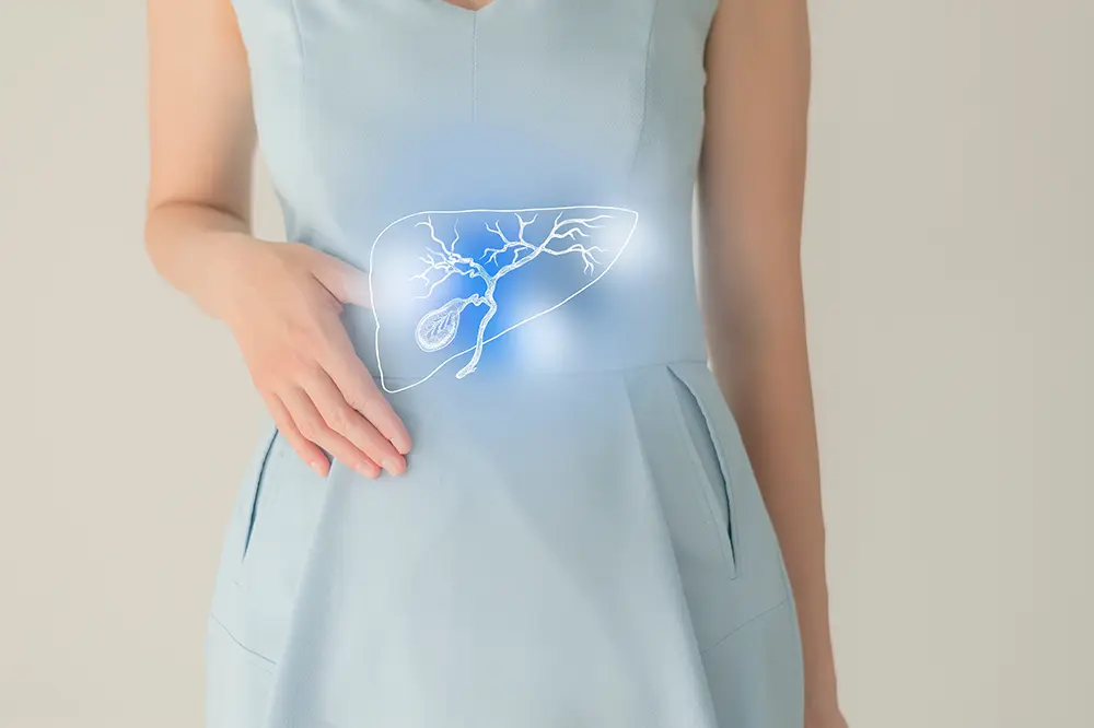 Silhouette of a woman holding her abdomen due to pain, illustrating symptoms of gallbladder disease.