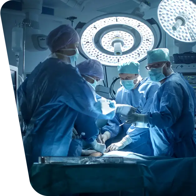 Imaginea surprinde momentul unei intervenții chirurgicale bariatrice, în care medicii lucrează în sala de operație pentru a oferi beneficiile acestui tratament. Explorează avantajele procedurii în articolul nostru specializat.