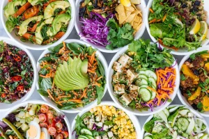 The image shows several plates of food recommended for a diet after cholecystectomy, emphasizing the importance of choosing the right foods to maintain health. Learn more about diet and nutritional advice in our specialized article.