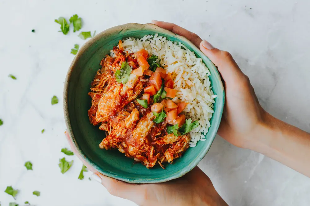 The image shows a plate of foods recommended in the postoperative diet for patients who have undergone surgery for hemorrhoids. Learn more about beneficial and necessary food choices during recovery in our specialized article.