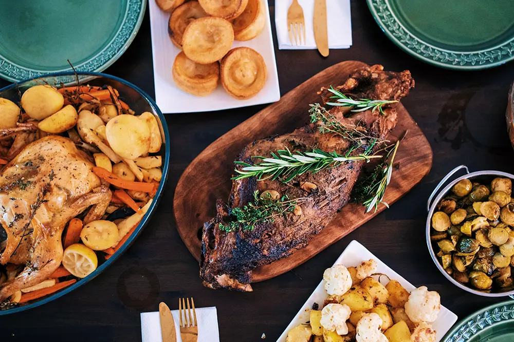 The image shows food platters recommended in the postoperative diet for patients who have undergone thyroid surgery. Learn more about beneficial and necessary food choices during recovery in our specialized article.