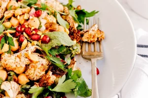 The image shows a plate of foods recommended in the diet for gallbladder problems, highlighting the importance of choosing the right foods to maintain gallbladder health. Learn more about diet and nutritional advice in our specialized article.