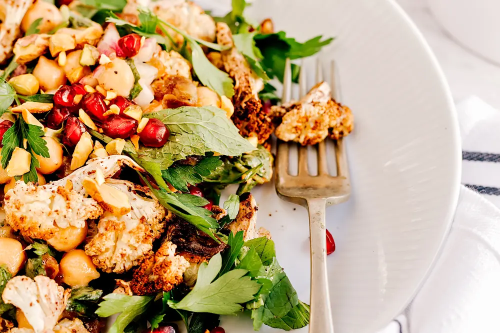 The image shows a plate of foods recommended in the diet for gallbladder problems, highlighting the importance of choosing the right foods to maintain gallbladder health. Learn more about diet and nutritional advice in our specialized article.
