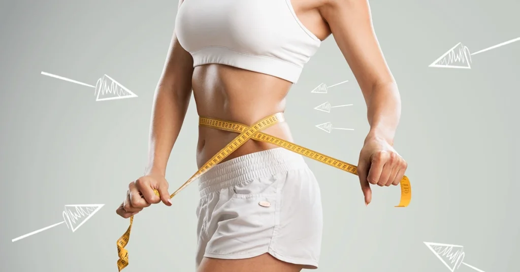 Poza de coperta pentru articolul "Abdominoplastia sau Tummy tuck". Poza prezinta o femeie care isi masoara zona abdomenului.
