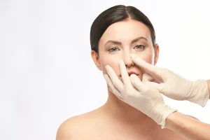 The image shows a young woman during a consultation for a septum deviation procedure (septoplasty). Learn more about this procedure and its benefits in correcting breathing and nasal problems in our specialized article.