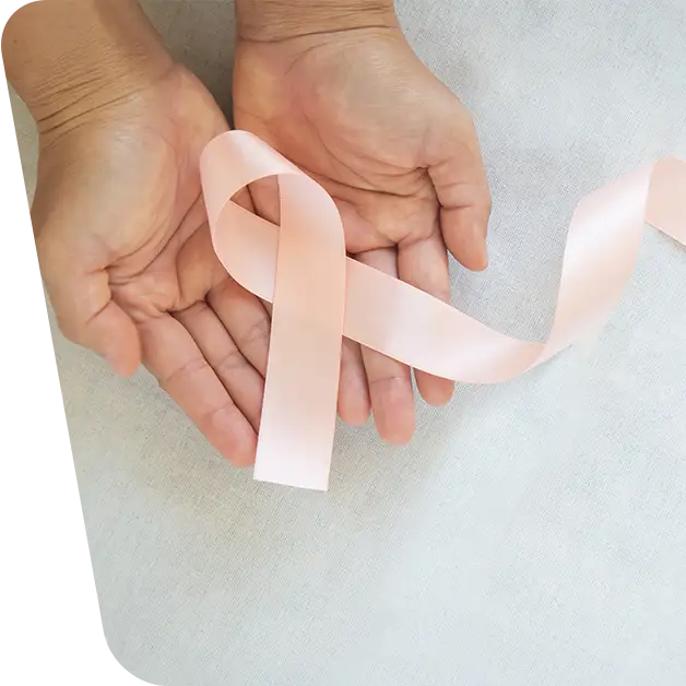 Imaginea surprinde o mână care ține o fundă portocalie, simbol al speranței și susținerii pentru pacienții cu cancer endometrial. Aflați mai multe despre opțiunile de tratament și sprijinul disponibil în articolul nostru specializat.