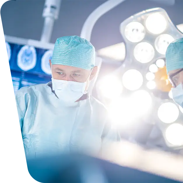 Imaginea surprinde doctori concentrați lucrând împreună în echipă în timpul unei intervenții chirurgicale. Aflați mai multe despre tehnicile și abordările chirurgicale moderne în articolul nostru specializat.