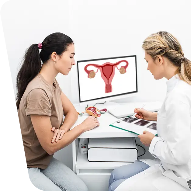 Imaginea surprinde un moment în care un doctor și pacientul sunt în timpul unei evaluări pentru chisturile ovariene și tratament. Descoperiți mai multe despre opțiunile de tratament și îngrijirea personalizată în articolul nostru specializat.