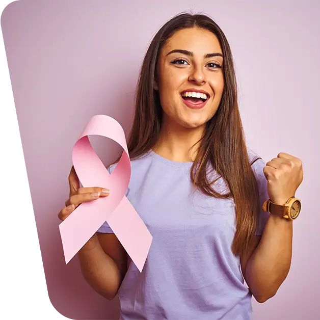 Imaginea redă o femeie optimistă și puternică ținând în mână o fundă roz, simbol al speranței și forței în contextul operației de lifting mamar (mastopexie). Aflați mai multe despre această procedură și impactul său pozitiv în articolul nostru specializat.