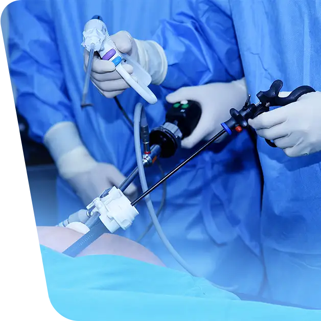 Cover pentru social media cu imagine care surprinde un close-up cu echipamentul medical laparoscopic de diagnosticare, utilizat în timpul unei proceduri în sala de operație. Detaliile acestei tehnici avansate sunt evidențiate, oferind o perspectivă asupra modului în care laparoscopia contribuie la diagnosticarea afecțiunilor vasculare. Aflați mai multe în articolul nostru specializat.