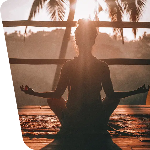 Imaginea ilustrează silueta relaxată a unei femei care practică yoga, stând linistita în fund și exprimând lipsa de griji legate de hemoroizi. Aflați mai multe despre modalitățile de prevenire a hemoroizilor și beneficiile activităților de relaxare în articolul nostru specializat.