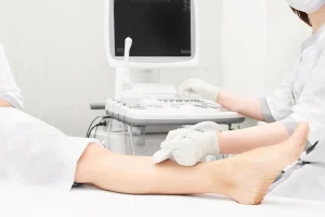 The image highlights the Doppler ultrasound procedure for the lower limbs, providing a detailed look at how the investigation is performed. Learn more about the importance of this method in diagnosing vascular disorders and assessing blood flow.