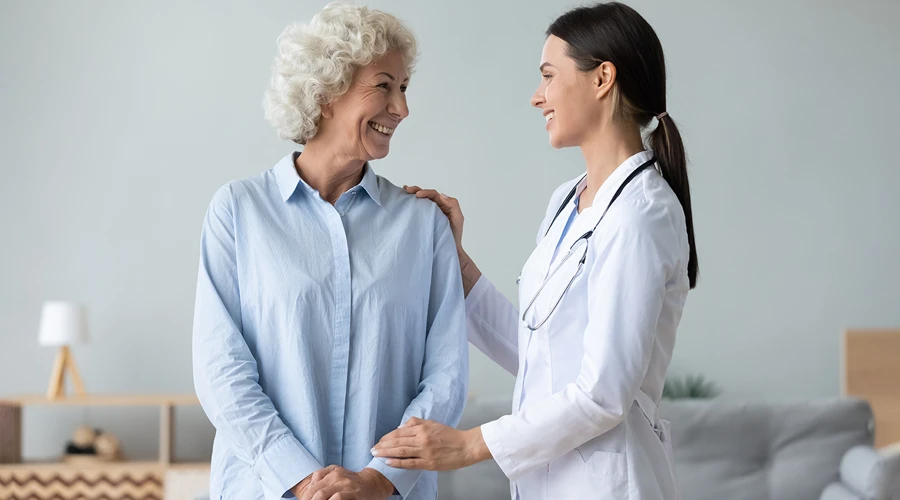 Imaginea surprinde un medic în timp ce consultă un pacient, evidențiind importanța dialogului și a comunicării dintre pacient și medic.