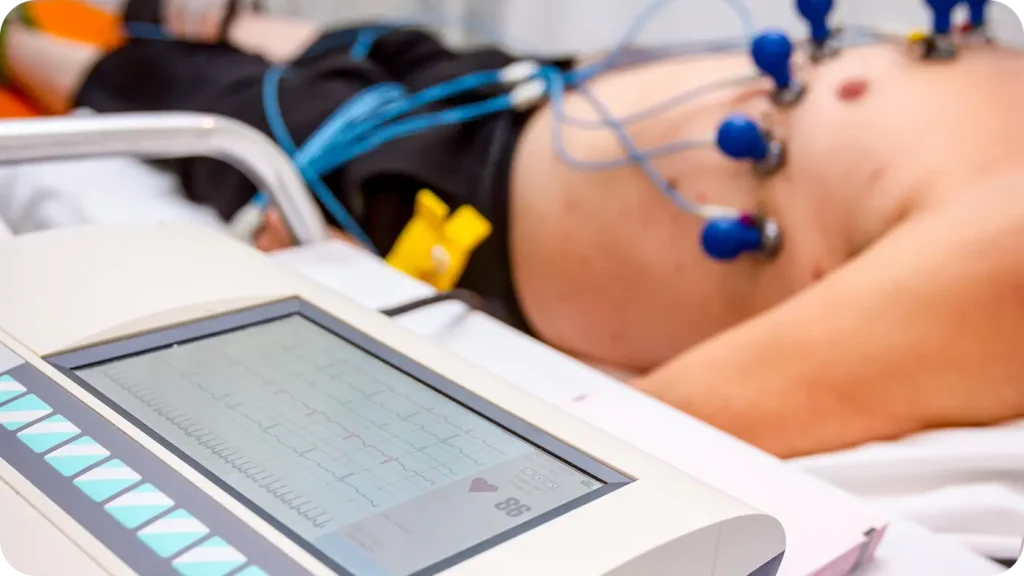 Pacient mai în vârstă în timpul unui control ECG sau EKG, electrocardiogramă.