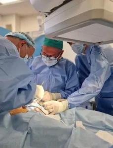 Chirurgie Vasculară 15 Poza reprezentativa proceduri medicale revascularizare hibrida la Clinica Venart.